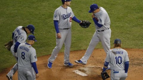 El pitcheo de los Dodgers de Los Ángeles no va a sacar la Serie Mundial si sus bats no despiertan. (Foto: EFE/JOHN G. MABANGLO)