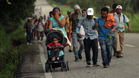 La caravana de migrantes hondureños inicia su salida de la localidad de Mapastepec el  jueves 25 de octubre de 2018, con rumbo hacia el municipio de Pijijiapan en el estado de Chiapas (México), durante su travesía por México hacia EEUU. El Pentágono ordenará hoy el envío de 800 militares al sur del país para ayudar en labores de seguridad fronteriza, una opción que ya defendió el presidente de Estados Unidos, Donald Trump, la semana pasada cuando amenazó con cerrar militarmente la frontera.