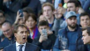 El colegiado Sánchez Martínez consulta el VAR en el Clásico Barcelona - Real Madrid. (Foto: EFE/ Enric Fontcuberta)