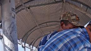 Tras su fallido intento de ingresar a la fuerza, se entregan hondureños a migración.