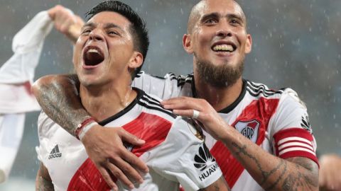 Gonzalo Martínez y Jonatan Maidana de River Plate celebran la victoria ante Gremio. (Foto: EFE/Silvio Ávila)