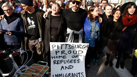 Manifestantes pro inmigrantes se reunieron antes de la llegada del mandatario