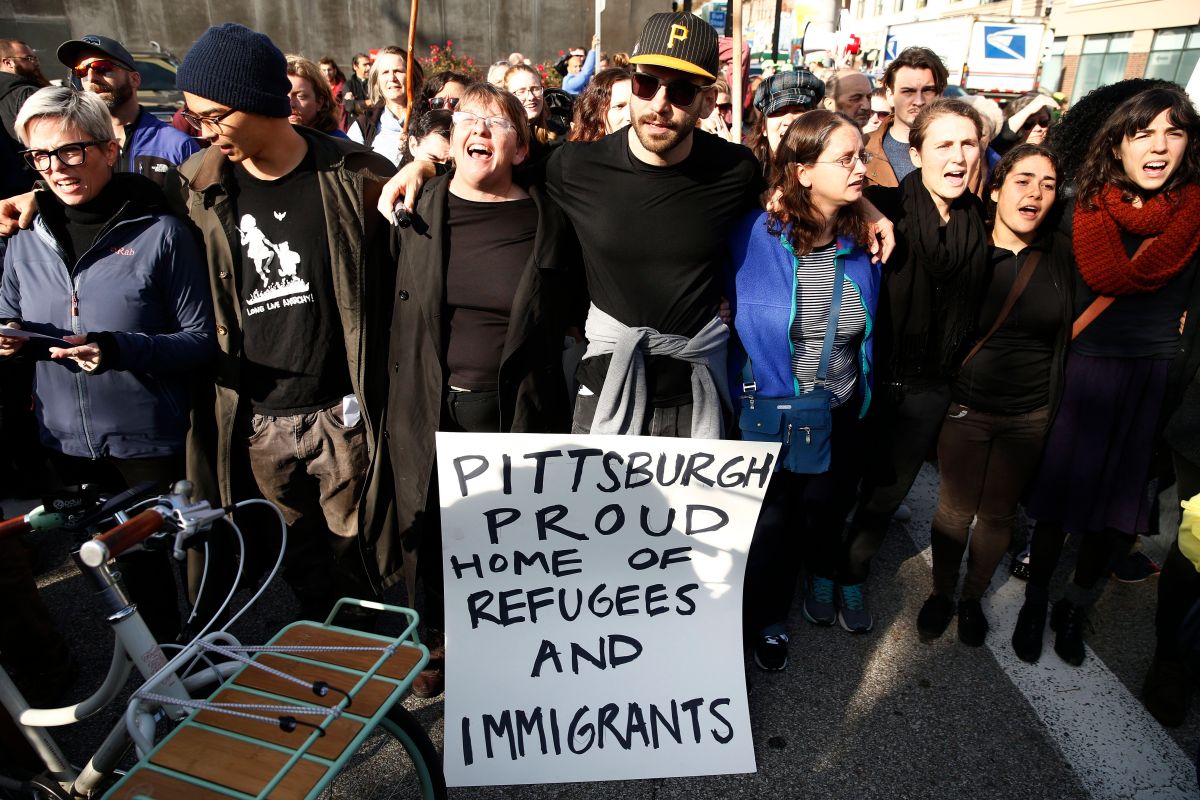 Manifestantes pro inmigrantes se reunieron antes de la llegada del mandatario