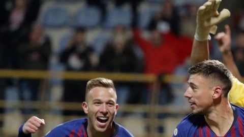 El defensa francés del FC Barcelona Clement Lenglet festeja el apretado triunfo ante Cultural Leonesa. (Foto: EFE/Lavandeira jr)