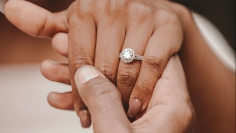 La novia consideró que su pareja le entregó una "baratija".