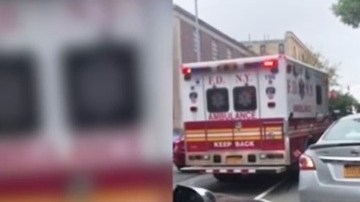 Ambulancia atrapada en la congestión vial