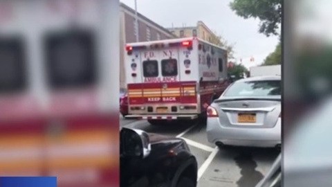 Ambulancia atrapada en la congestión vial