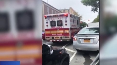 Ambulancia atrapada en la congestión vial