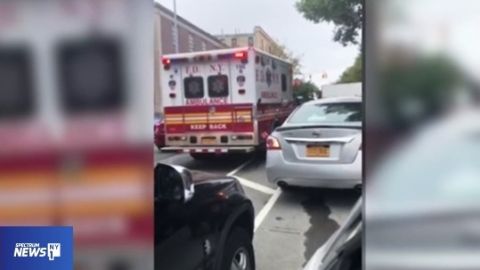 Ambulancia atrapada en la congestión vial