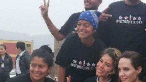 Angelina Jolie con un grupo de refugiados venezolanos