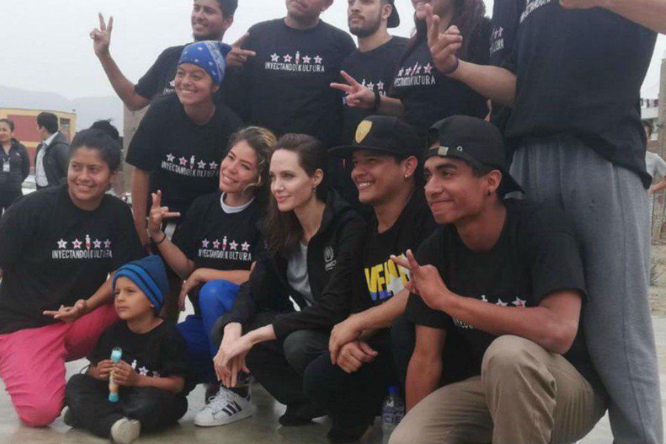 Angelina Jolie con un grupo de refugiados venezolanos