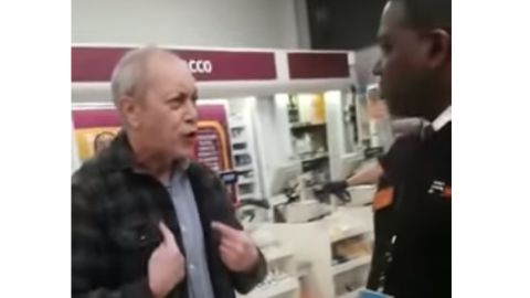 El ataque fue grabado en un supermercados Sainsbury de Londres.