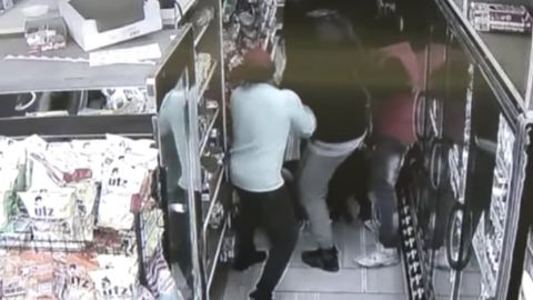 Trabajadores respondieron con palos. Captura