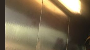 Los atrapados tuvieron que usar las escaleras de los bomberos para escalar por la salida de emergencia del techo.