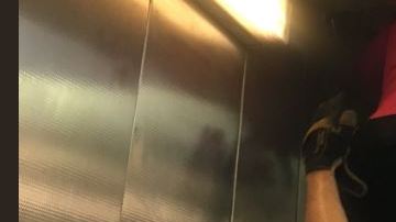Los atrapados tuvieron que usar las escaleras de los bomberos para escalar por la salida de emergencia del techo.