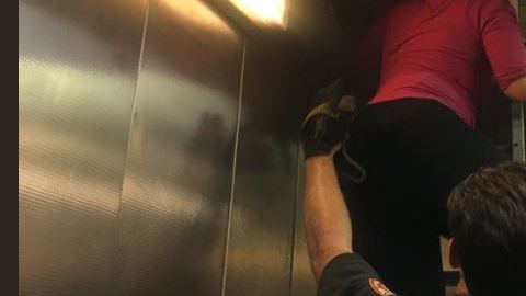 Los atrapados tuvieron que usar las escaleras de los bomberos para escalar por la salida de emergencia del techo.