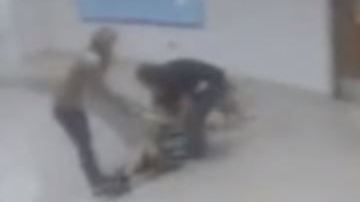 La maestra le dijo a la madre que su hijo había sufrido un accidente.