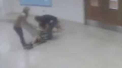La maestra le dijo a la madre que su hijo había sufrido un accidente.