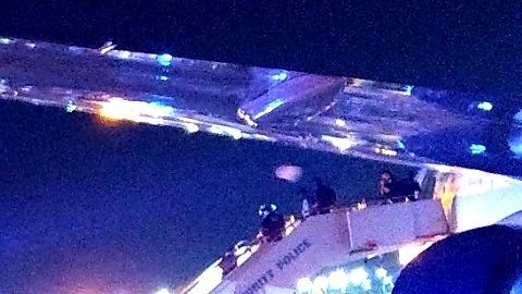 Los pasajeros al ser evacuados en el vuelo a Ghana