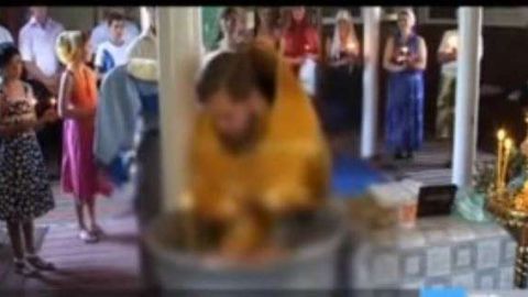 El sacerdote cometió una imprudencia que le costó la vida al bebé.
