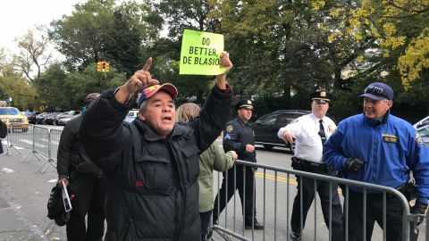 Manifestantes se plantaron en la casa del De Blasio exigiendo soluciones a crisis de desamparados