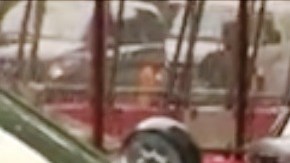 La camioneta subió a la acera
