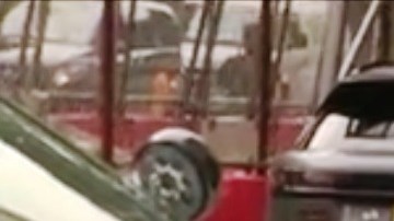 La camioneta subió a la acera