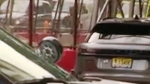 La camioneta subió a la acera