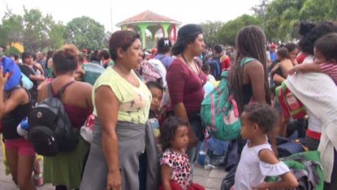 Hondureños en caravana.