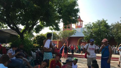 Migrantes descansan antes de emprender su caminata hacia la Ciudad de México.