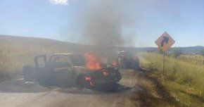 Incendiaron autos en la carretera.