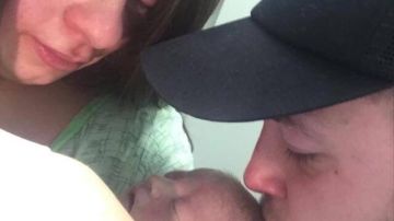 Chloe Sullivan y Michael Parrott con su bebé