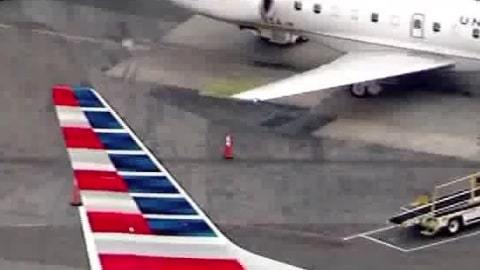 El camión rozó el ala derecha del avión