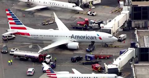 El camión rozó el ala derecha del avión