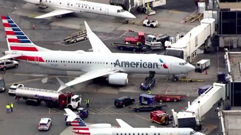 El camión rozó el ala derecha del avión