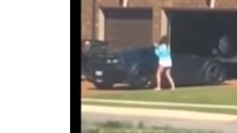 El clip fue titulado “Mujer golpea el nuevo Corvette Z06 de su esposo”.