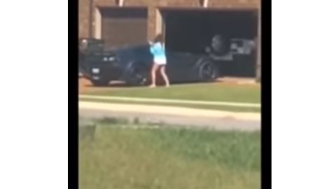 El clip fue titulado “Mujer golpea el nuevo Corvette Z06 de su esposo”.
