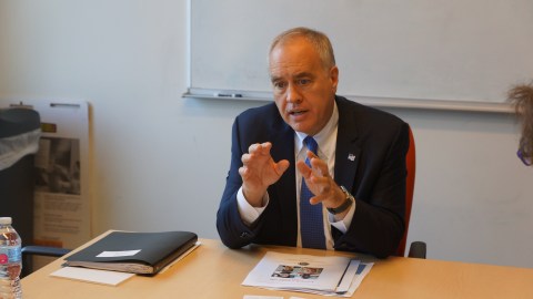 El contralor del Estado de Nueva York, Thomas DiNapoli, en una reunión con El Diario./Pablo Ayerra