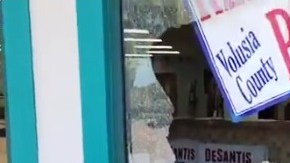 La vitrina del comando político quedó destruida