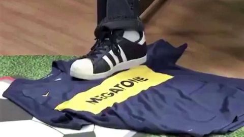 El periodista brasileño Rodrigo Genta pisó la camiseta de Boca en TV.