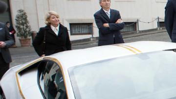 Papa Francisco firmando su Lamborghini Huracán blanco