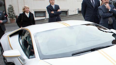 Papa Francisco firmando su Lamborghini Huracán blanco