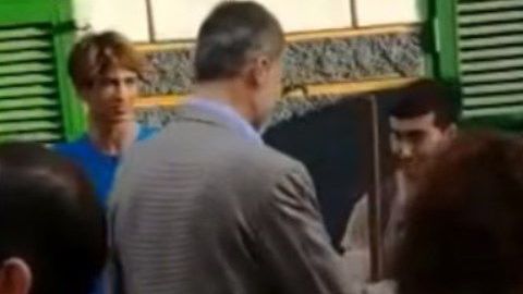 Rey Felipe VI y el voluntario.