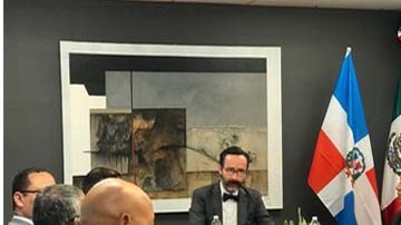 Los diplomáticos mexicanos y dominicanos se reunieron para intercambiar experiencias de servicio.