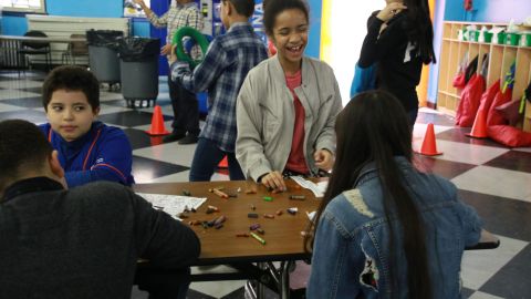 Estudiantes de la escuela “Nuestra Señora Reina de los Mártires”, en Inwood, disfrutan actividades durante el Día de la Amistad de este año.