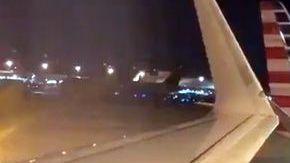 asajeros compartieron imágenes de patrullas afuera del avión en Miami.