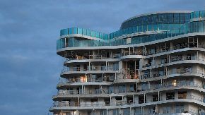 El hombre mostraba una placa falsa de ICE y decía ser agente federal