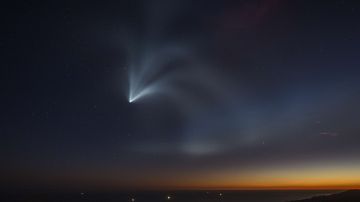 El cohete SpaceX Falcon 9 se curva alrededor de la Tierra.
