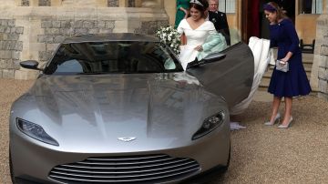 La Princesa Euginie de York se sube al Aston Martin DB10 que manejó Daniel Craig en Spectre