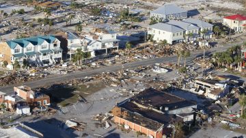 Escombros de casa y negocios en Mexico Beach, Florida.